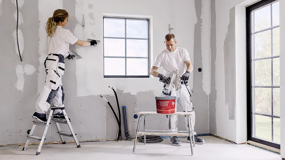 Målare spacklar väggar med Dalapro Nova