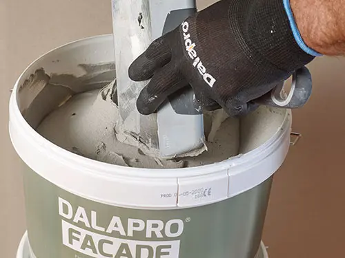 Dalapro Facade - grått utomhusspackel i för mindre lagningar